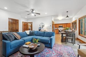 un salon avec un canapé bleu et une table dans l'établissement Big Mountain Basecamp, à Whitefish