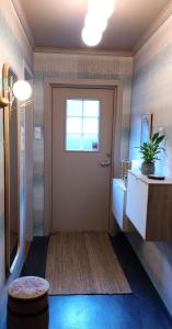 un baño con una puerta con una planta en Cozy house with a garden, Child-friendly, en Kristiansand