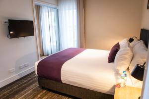 Postel nebo postele na pokoji v ubytování Porter's Plainland Hotel