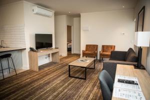 TV a/nebo společenská místnost v ubytování Porter's Plainland Hotel