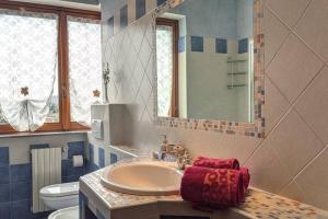 bagno con lavandino e specchio di Villa Le Arcate zona Lago Maggiore a Cittiglio