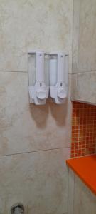 ein Badezimmer mit drei Toiletten an einer Wand in der Unterkunft La Casa del Colibrí in San Salvador de Jujuy