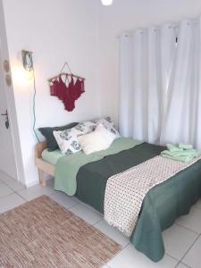 a bedroom with two beds and a window at Jardim Urbano Cambará do Sul in Cambara do Sul