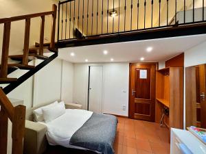ナポリにあるDayBreak B&Bのベッドルーム1室(ベッド1台付)、階段