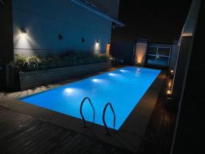 una piscina en medio de una casa por la noche en Zgodan en Buenos Aires