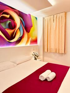 1 dormitorio con 1 cama con 2 toallas en Hostal Abadia Madrid, en Madrid