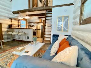 sala de estar con sofá azul y mesa en Black Bear Cabin 1 en Whitefish