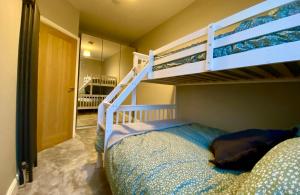 een slaapkamer met 2 stapelbedden en een bed bij The Hideaway - York in York