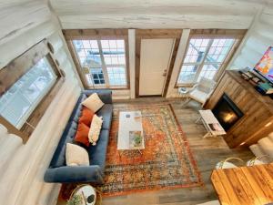 una vista aérea de una sala de estar en una casa pequeña en Black Bear Cabin 1 en Whitefish