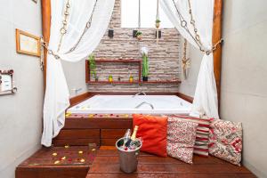 a bathroom with a bath tub in a room at CasinhaPiri in Pirenópolis