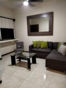 - un salon avec un canapé et une table basse dans l'établissement Casa totalmente nueva,2 cuartos 2 baños -Muy Segura, à Colima