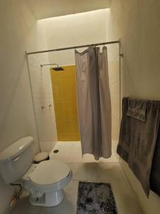 Vonios kambarys apgyvendinimo įstaigoje Casa totalmente nueva,2 cuartos 2 baños -Muy Segura