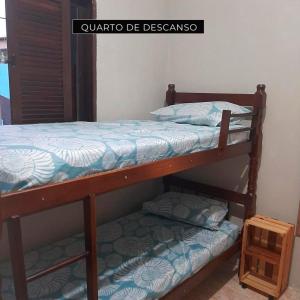 a couple of bunk beds in a room at Casa de Praia em Mongaguá in Mongaguá