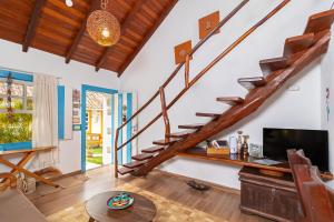 uma sala de estar com uma escada em espiral e uma mesa em CasinhaPiri em Pirenópolis