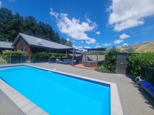 Poukawa的住宿－Savana Estate，房屋前的游泳池