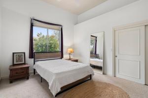 1 dormitorio con cama y ventana grande en 1 Acre 5 Bedroom 1 Den Custom Home with Private Pool Hot tub Sport Court in Luxury Neighborhood en Scottsdale