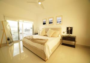 プンタ・カナにあるStylish Luxury San Juan Lakes Villa in Gated Community in Downtown Punta Cana With Private Poolのベッドとテレビのある寝室 +34枚の写真