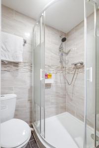 a bathroom with a shower and a toilet at Cosy 2 Bedroom Ground Floor Apartment with Garden - Coventry in Coventry