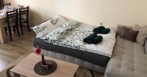 A bed or beds in a room at Luxury apartment 2 Free Underground Parking