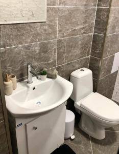 A bathroom at Luxury apartment 2 Free Underground Parking Még 30 kép