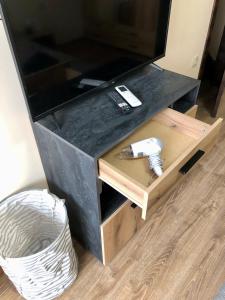 um suporte de televisão em madeira com uma televisão por cima em Luxury apartment 2 Free Underground Parking em Pazardzhik