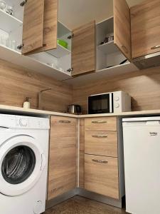 een keuken met een wasmachine en een magnetron bij Luxury apartment 2 Free Underground Parking in Pazardzhik