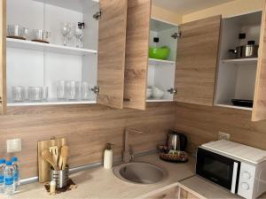 A kitchen or kitchenette at Luxury apartment 2 Free Underground Parking