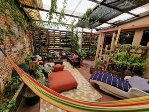 un patio con una hamaca en una habitación con plantas en ESTU habitaciones en Guatemala