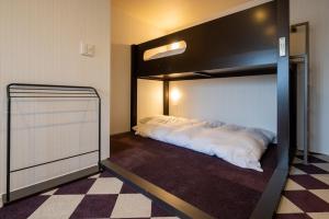 1 dormitorio con 1 litera con sábanas blancas en Granrina Kanazawa - Female only apartment hotel, en Kanazawa