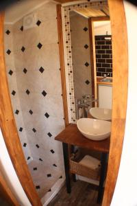 y baño con lavabo y espejo. en Cuatro Vientos Patagonia - Lago Huechulafquen en Junín de los Andes