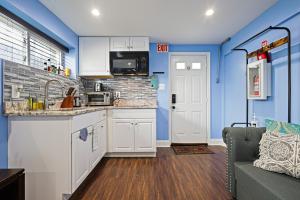 Dapur atau dapur kecil di Beautiful 2 bedroom 1 bath Unit