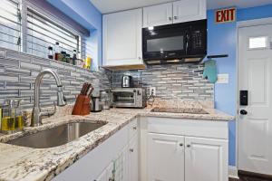 Dapur atau dapur kecil di Beautiful 2 bedroom 1 bath Unit