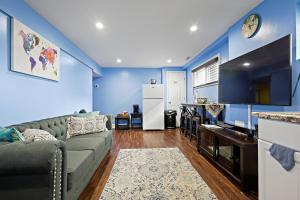 Dapur atau dapur kecil di Beautiful 2 bedroom 1 bath Unit