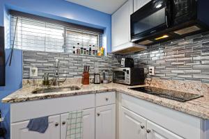 Dapur atau dapur kecil di Beautiful 2 bedroom 1 bath Unit