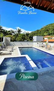 uma piscina com água azul num resort em Pousada Família Bueno em Monte Alegre do Sul