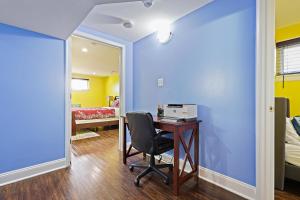 Katil atau katil-katil dalam bilik di Beautiful 2 bedroom 1 bath Unit
