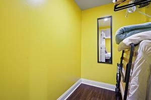Katil atau katil-katil dalam bilik di Beautiful 2 bedroom 1 bath Unit