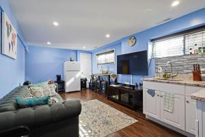 Dapur atau dapur kecil di Beautiful 2 bedroom 1 bath Unit