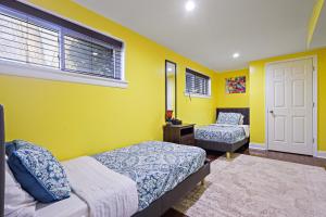 Katil atau katil-katil dalam bilik di Beautiful 2 bedroom 1 bath Unit
