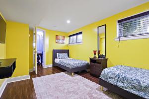 Katil atau katil-katil dalam bilik di Beautiful 2 bedroom 1 bath Unit