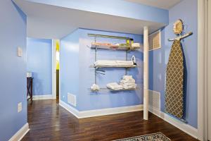 Zimmer mit blauer Wand und Krawatte in der Unterkunft Beautiful 2 bedroom 1 bath Unit in Alexandria