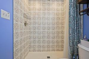 Bilik mandi di Beautiful 2 bedroom 1 bath Unit