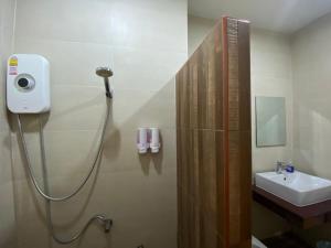 un bagno con doccia e lavandino di The 9th House a Krabi town Altre 37 foto