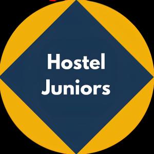 un cartel azul y amarillo con las palabras "cruces de albergue" en Hostel Juniors en Buenos Aires