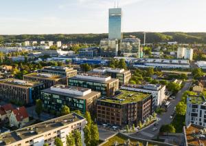 una vista aerea di una città con un edificio alto di Śląska 12 by Perfect Apart a Danzica