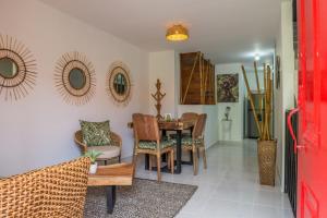 a dining room with a table and chairs at APARTAMENTO MI REFUGIO in Salento