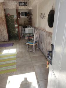Habitación pequeña con mesa y silla en Loft verocay, en Paysandú