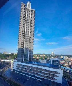 un edificio alto con un cielo blu sullo sfondo di CMK TROIKA APARTMEN#Free Netflix a Kota Bharu