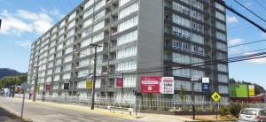 a large apartment building on a city street at Acogedor Apartamento 2D1B Edificio Aldunate in Temuco
