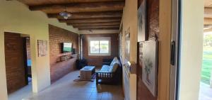 ein Flur eines Hauses mit einem Sofa und einem Tisch in der Unterkunft Cabaña Villa Tacú in Zonda